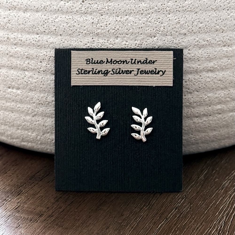 NWT 925 Sterling Silver Leaves Leaf Stud Earrings! NEW! - Picture 2 of 3